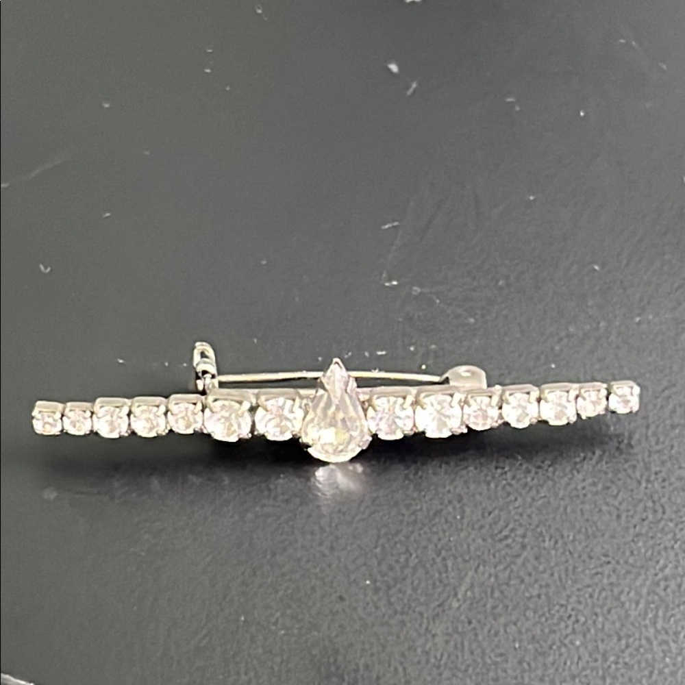 Vintage classic clear rhinestone bar pin approx 2.1 inch
nice sparkle